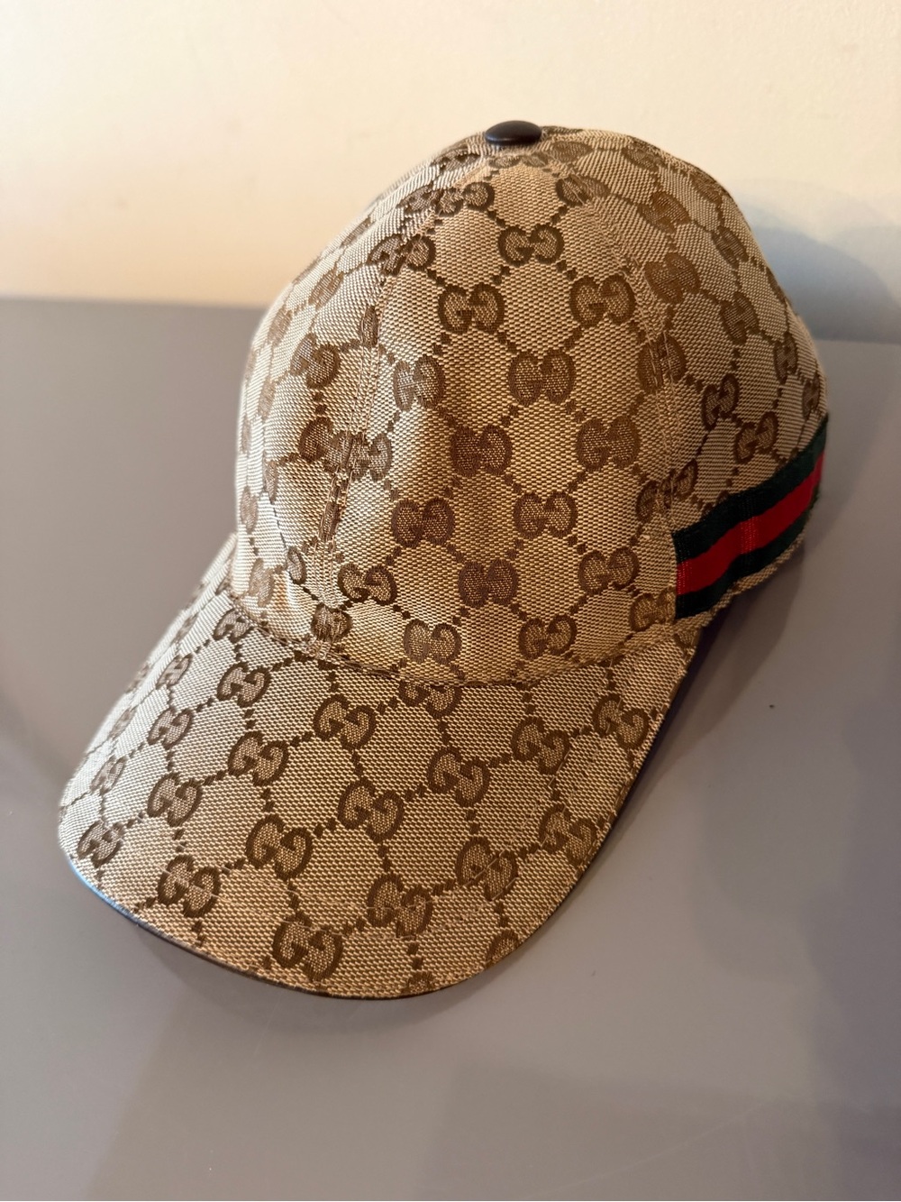 Gucci GG Canvas Cap with Signature Web Stripe - Beige & Brown. 100% Authentic.